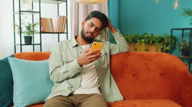 Mutlu adam cep telefonu daktilo kullanarak 