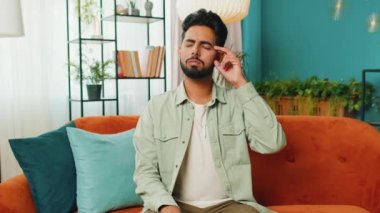 Evreka. Düşünceli, zeki, ilham verici Hintli adam parmağını kaldırır yaratıcı bir plan yapar. İyi bir fikir motivasyonuyla heyecanlanır, evinde sorular sorar. Adam kanepede oturuyor.