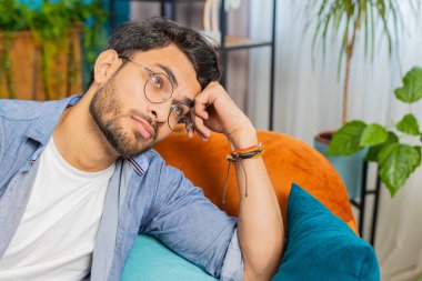 Evde oturan üzgün Hintli adamın portresi hayat endişeleri ya da karşılıksız aşk üzerine düşünceli görünüyor, haksız bir durumdan muzdarip. Sorun, ayrılık, depresif, sinirli, bitkin