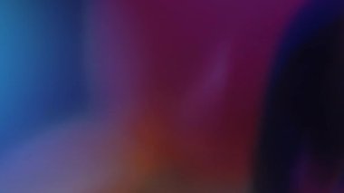 Işık sızıntısı 4K görüntüsü. Lens parlaklığı bokeh örtüleri, yanan alev arka planı. Görüntülerinizi birleştirmek, videoyu biçimlendirmek, dönüşümleri sağlamak için. Odaklanmış lamba flaş ışını etkisi. Işık titreşimleri ve ışıltı