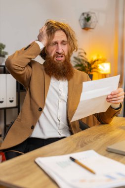 Kafkasyalı işadamı mektupta kötü haber okuyan bir zarfı açarken ofis masasında oturmaktan rahatsız oluyor. Finansal sorunlar, banka borç ödeme faturası, vergi faturası veya iflas bildirimi. Dikey