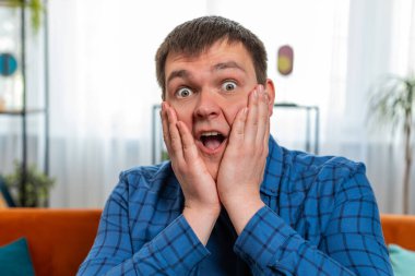 Aman Tanrım, vay canına. Heyecanlı genç adam büyük gözlerle kameraya bakarken şaşırdı, ani bir zafer, iyi bir galibiyet haberi, başarı zaferini kutlamak. Sınıftaki mutlu beyaz adamın portresi..