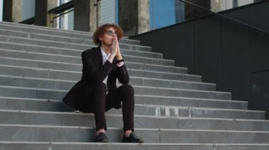 Gergin yönetici ofis merdivenlerinde oturuyor. Düşünceli takım elbiseli işadamı şirket kararına katıldı. Başarılı CEO, sessiz kalma konusunda uzman. Şirket lideri şehir merkezinde kafa yoruyor..