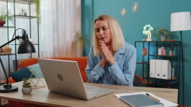 Gergin kadın serbest çalışan dizüstü bilgisayarın web kamerasında elleri bağlı vazifesini tamamlamak için daha fazla zaman istiyor. Genç iş kadını kadın çalışan video görüşmesi sırasında masa başı iş talebinde bulundu..