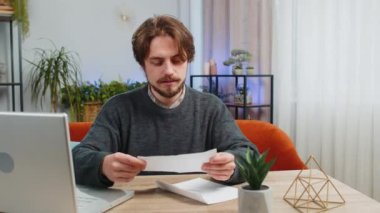 Mutlu Kafkasyalı adam zarfı açıp mektubu okuyor. Kariyer büyümesi terfi, banka kredisi onayı, üniversitenin parasal ödülüne başarılı giriş harika haberler, piyango oyunu kazanmak