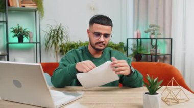 Mutlu Hintli Arap adam mektubu açıp okuyor. Kariyer büyümesi terfi, banka kredisi onayı, üniversitenin parasal ödülüne başarılı giriş harika haberler, piyango oyunu kazanmak