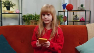 Komşularda tamirat. Sinirli çocuk, gürültülü müzikten rahatsız olmuş yastıklı akıllı telefon kulakları kullanıyor. Baş ağrısı ve sessizlik. Evde ses yalıtımı olmayan ince duvarlar.