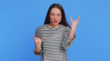 Aşırı neşeli, çizgili bluz giyen beyaz kadın rock 'n roll hareketini elleriyle sergiliyor, havalı bir işaret veriyor, çılgınca bir ifadeyle evet diye bağırıyor, dans ediyor, neşe dolu zafer kazanıyor. Mavi arka plandaki kız