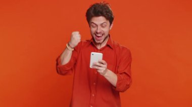 Mutlu Kafkasyalı genç adam akıllı telefon daktilo kullanıyor. 