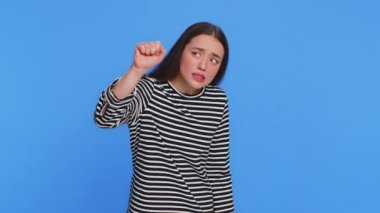 Kim var orada? Tık-tık. Kafası karışık, kapıyı çalan beyaz bir kadın evde kimin utandığını soruyor. Hiçbir şeyden habersiz ve emin değil. Mavi arka planda izole edilmiş genç kız
