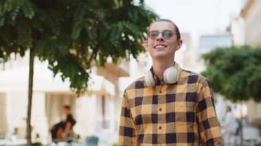 Beyaz erkek turist yaz günü açık havada şehir sokaklarında geziyor. Mutlu gülümseyen adam gömlekli gezgin pozitif bir ruh hali içinde eğleniyor, rüya görüyor, dinleniyor. Kasaba yaşam tarzları.