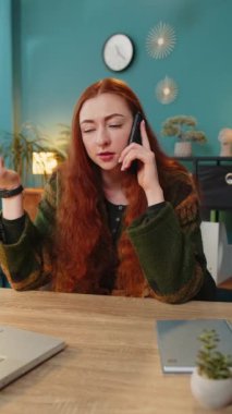 Sinirli bayan yönetici ofis masasında akıllı telefon görüşmesi yapıyor. İş kadını agresif bir şekilde cep telefonundan konuşuyor. Stresli sinirli kız astlarını azarlıyor, yardım hattı servisi...