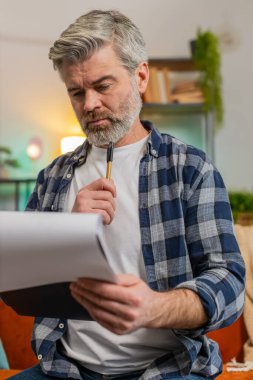 Gündelik giysiler içindeki kendinden emin, belgeli, bilgi okuyan, iş gazetelerini okuyan, mali rapor hazırlayan olgun bir adam. Kafkasyalı kıdemli adam kanepedeki ani zaferle şok oldu. Dikey