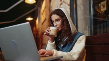 Genç kız internet üzerinden eğitim görüyor. İnternet üzerinden uzak bir iş. Şehir merkezindeki kafe restoranının internet sitesinde ara verdiğimizde sohbet ediyor, kahve içiyor. Geceleri netbook 'u olan kadın turist.