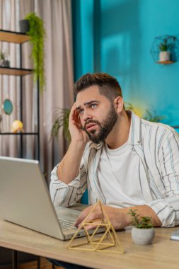 Hüzünlü, dalgın, beyaz bir adam karşılıksız bir aşk yüzünden iflastan muzdarip. Sıkıntı, depresyondan ayrılmak, sinir harap olmuş stresten kurtulmak. İş yerindeki adam. Dikey