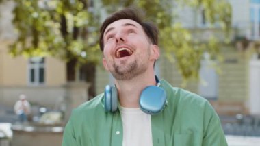 Aman Tanrım, vay canına. Kafkasyalı genç adam kameraya şaşkın bir şekilde bakıyordu, büyük açık gözlerle, ani bir zafer, maç kazanma, piyango hedefi başarısı, açık havada iyi haberler. Şehir Güneşi Sokağı 'ndaki adam..