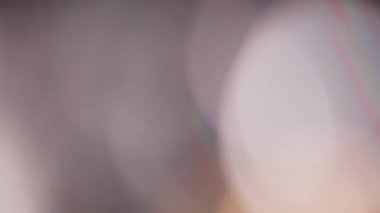 Işık sızıntısı 4K görüntüsü. Lens parlaklığı bokeh örtüleri, yanan alev arka planı. Görüntülerinizi birleştirmek, videoyu biçimlendirmek, dönüşümleri sağlamak için. Odaklanmış lamba flaş ışını etkisi. Işık titreşimleri ve ışıltı