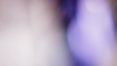 Işık sızıntısı 4K görüntüsü. Lens parlaklığı bokeh örtüleri, yanan alev arka planı. Görüntülerinizi birleştirmek, videoyu biçimlendirmek, dönüşümleri sağlamak için. Odaklanmış lamba flaş ışını etkisi. Işık titreşimleri ve ışıltı