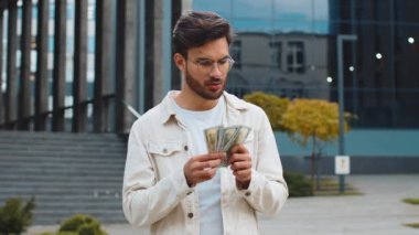 Mutlu genç Hintli adam paraları nakit olarak sayıyor banknotları tutuyor, faturaları ödüyor maaşları hesaplıyor açık havada rüşvet veriyor. Şehir merkezinde başarılı bir zengin Arap Hindu adam. İş adamları