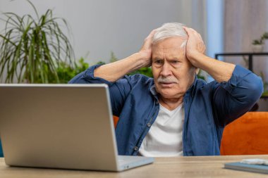 Memnun olmayan yaşlı adam dizüstü bilgisayar kullanıyor. İnternette arama yapıyor. Piyango aniden kötü haber kaybı, talihsiz bilgisayar virüsü gibi sonuçlara şaşırıyor. Yaşlı olgun büyükbaba evde.