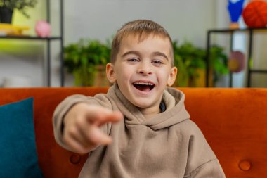 Çocukluk çağındaki çocuk, saçma sapan anekdotlar, komik espriler duyduktan sonra gülerek, kaygısız, olumlu insanların evdeki yaşam tarzlarını hissederek eğleniyor. Genç erkek çocuk kanepede oyun odasında