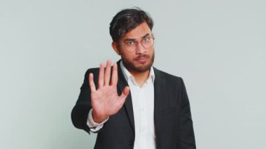 Dur, yeter. Hintli işadamı, el ele tutuşmak yok diyor. Bitiş çizgisinde el ele tutuşmak yok. Bitiş uyarısı, giriş yasağı, iletişim kopukluğu, vücut dili tehlikesi. Gri arka plandaki adam