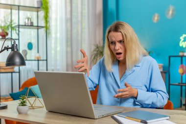 Gergin Kafkasyalı yönetici ofis masasında dizüstü bilgisayarla tartışıyor. Duygusal iş kadını agresif bir bilgisayar araması yapıyor. Stresli kadın astlarını azarlıyor. Ekrana bakıyor..