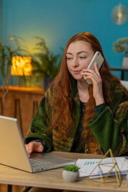 Kızıl saçlı kadın müşteri ya da iş arkadaşıyla telefon görüşmesi yapıyor. Mobil hoparlörlerden, dedikodulardan, iş yerindeki iyi haberlerden bahseden serbest çalışan bir kız. Dikey