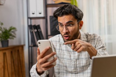 Tartışma. Öfkeli kızgın işadamı, ofisteki hararetli telefon görüşmelerine katılıyor. Sinirli patron hayal kırıklığını cep telefonlu Hintli müdürün astlarıyla tartışarak gösteriyor..