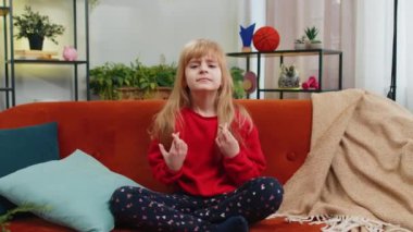 Mutlu kız bağırıyor, başarıyı kutluyor, kazanıyor, gol başarısı, iyi haber, piyango şansı, zafer, modern ev dairesinde televizyon şampiyonluğu seyrediyor. Oturma odasında kanepede oturan genç bir çocuk.