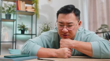 Evde oturan üzgün Asyalı adamın portresi hayat endişeleri ya da karşılıksız aşk üzerine düşünceli görünüyor, haksız bir durumdan muzdarip. Sorun, ayrılık, depresif, sinirli, bitkin