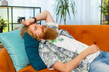 Kafkasyalı, yorgun, kızıl saçlı bir adam yatakta uzanıyor ve evde dinleniyor. Kaygısız genç sakallı adam uyukluyor, rahat koltukta yastıklarla uyuyakalıyor. Kapalı gözler, tek başına gündüz uykusunun tadını çıkar.