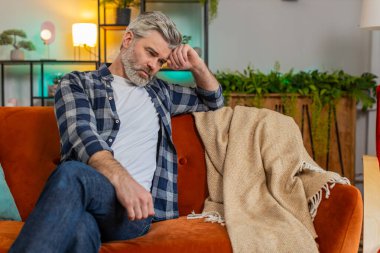 Hayal kırıklığına uğramış yaşlı adam evde oturup, kavga üstüne moral bozukluğu ya da boşanma sorununu düşünüyor. Odadaki üzgün orta yaşlı adam duygusal sonuçları düşünüyor.