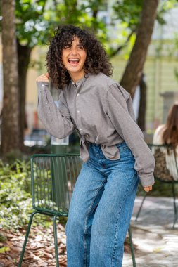 Kafkasyalı genç bir kadın başarıyı kutluyor gol başarısını kutluyor iyi haber piyango piyango kumarhanesi açık hava zafer kariyeri. Şehir caddesindeki bayan kız. Kasaba yaşam tarzları. Dikey