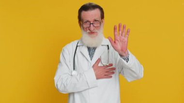 Dürüst olacağıma yemin ederim. Saygıdeğer kıdemli doktor kardiyolog yemin etmek için elini kaldırıyor, doğruyu söyleyeceğine söz veriyor, elini göğsüne koyuyor. Sarı arka planda eczacı dedesi.