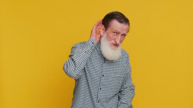 - Seni duyamıyorum. - Ne? Kıdemli yaşlı adam, daha yüksek bir ses için kolunu kulağının dibinde tutarak, kafanın karıştığını duymaya çalışıyor. Bilgi sağırlığını tekrar etmek istiyor. Büyükbaba sarı arka planda.