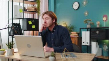 Düşünceli, Kafkasyalı iş adamı laptopta çalışıyor. Düşüncelerini başka yöne çeviriyor. Ofisteki sorunu çözüyor. İlham arayan ciddi bir serbest yazar, fikir yoksunluğu çekiyor..