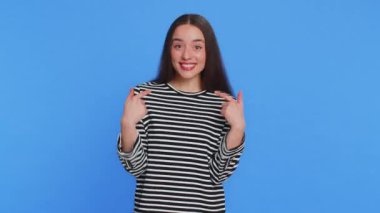 Ben en iyisiyim, beni seç. Mutlu beyaz kadın kendini göstermekten gurur duyuyor, kendine güvenen, başarıdan çok memnun, seçim yapıyor. Stüdyonun mavi arka planında kapalı kalmış genç bir kız.