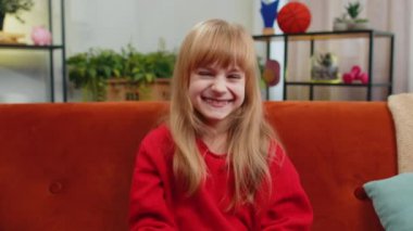 Çocukluk çağındaki bir kız, saçma sapan anekdotlar, komik şakalar duyduktan sonra gülerek, kaygısızca eğleniyor, evde olumlu insanların yaşam tarzlarını öğreniyor. Oturma odasındaki kanepede oturan genç bayan çocuk.