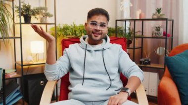 - Ne? - Neden? Hüsrana uğramış Hintli adam öfkeli bir ifadeyle el kaldırıyor, başarısızlık nedenini soruyor, sorunlarla ilgili kuşkularını gösteriyor, ev odasında tartışıyor. Adam sandalyeye oturuyor.