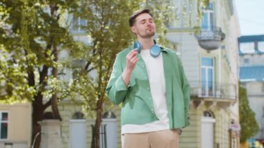 Neşeli, zengin ve mutlu bir adam el hareketleriyle etrafa para saçıyor, daha fazla bahşiş kazanıyor, büyük kar ediyor, piyango kazanıyor, paylaşıyor, dışarıda kutluyor. Şehir caddesinde duran genç bir erkek gezgin..