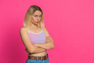 Üzgün, sinirli, beyaz bir kadının yanlış anlaması üzerine hayal kırıklığına uğramış, kavga üstüne hayal kırıklığı yaşamış, kaybetmiş, görmezden gelmiş ve konuşmak istememiş. Pembe arka planda izole edilmiş bir kız. İnsan yaşam tarzı