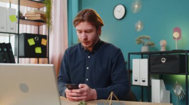 Hoşlanmamak. Kafkasyalı işadamı, merkez ofisteki akıllı telefonu kullanarak, hoşnutsuzluğunu ifade eden, hoşnutsuzluğunu dile getiren işaret işareti yapıyor, kötü işi onaylamadığını söylüyor. Hoşnut olmayan serbest çalışan adam..