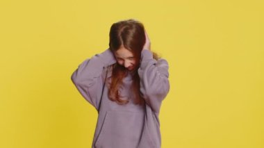 Duymak istemiyorum, dinle. Sinirli, rahatsız olmuş, sevimli, kulakları tıkayan, el kol hareketi yapan, hayır, hoş olmayan gürültüleri görmezden gelen, rahatsız edici genç bir kız. Kızıl saçlı kız çocuk.