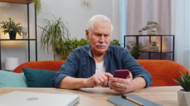 Son sınıf öğrencisi akıllı telefon daktilo kullanıyor. Ani piyango sonuçlarını kaybediyor. Kötü haber, servet kaybı, başarısızlık. Oturma odasında yaşlı, olgun büyükbaba masanın üstünde oturuyor.