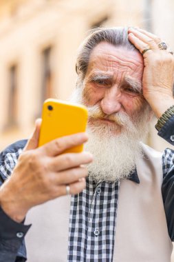 Son sınıf öğrencisi akıllı telefon daktilo kullanıyor. Ani piyango sonuçlarını kaybediyor. Kötü haber, servet kaybı, başarısızlık. Şehir caddesinde yürüyen yaşlı büyükbaba. Kasaba yaşam tarzları