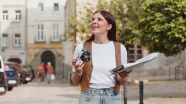 Kafkas genç bayan turist hafta sonları şehir haritasını araştırarak geziyor, antika kameralarda fotoğraf çekiyor. Şehir caddesinde mutlu yetişkin bayan gezgin. Yaşam Tarzları.