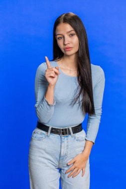 Beyaz kadın parmağını sıkar ve 