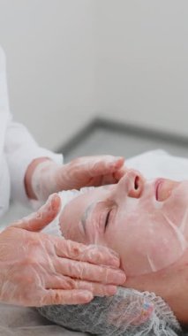 Yüz nemlendirici maske, kaplıca güzellik tedavisi, cilt bakımı. Kozmetik uzmanı, biyo-evyalizasyon hyaluronik asit enjeksiyonları kozmetik prosedüründen sonra cilt sıvısı için kadın yüzüne rahatlatıcı maske uyguluyor.