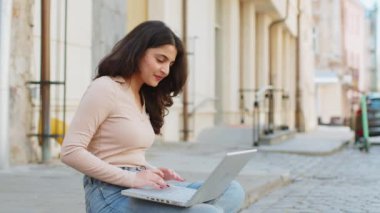 İnternette uzak bir işte çalışan Hintli kadın bilgisayarlı internet sitesinde oturuyor ve tatilde açık havada sohbet ediyor. Not defteri ekranına bakan kız film izleyen mesajlar gönderiyor.